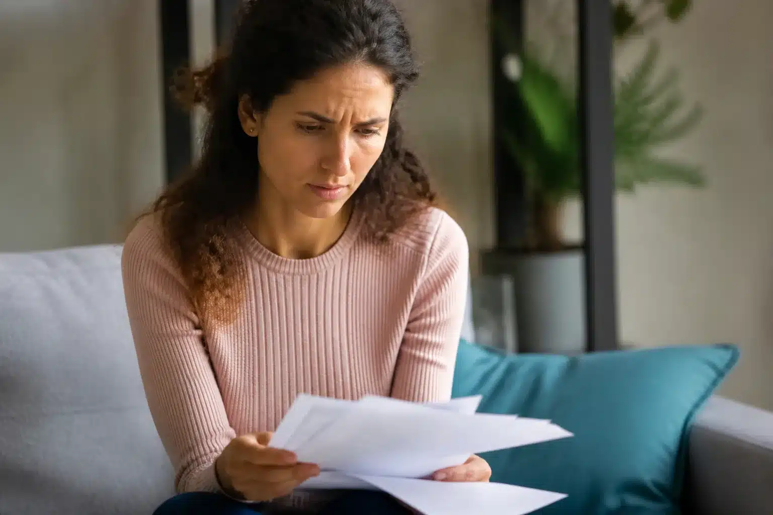 Femme assise tenant des documents administratifs sur ses genoux