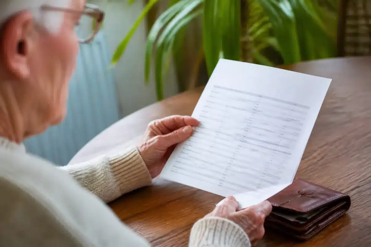 Relevé bancaire affichant montants de pension retraite avec dates janvier 2025.