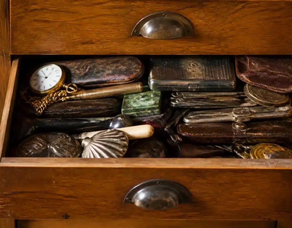 Objets anciens empiles horizontalement dans tiroir ouvert