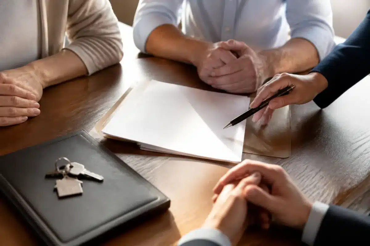 Documents juridiques et cles sur table partage succession