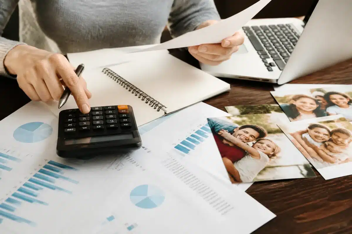 Documents financiers montrant calculs de pourcentages et ressources familiales