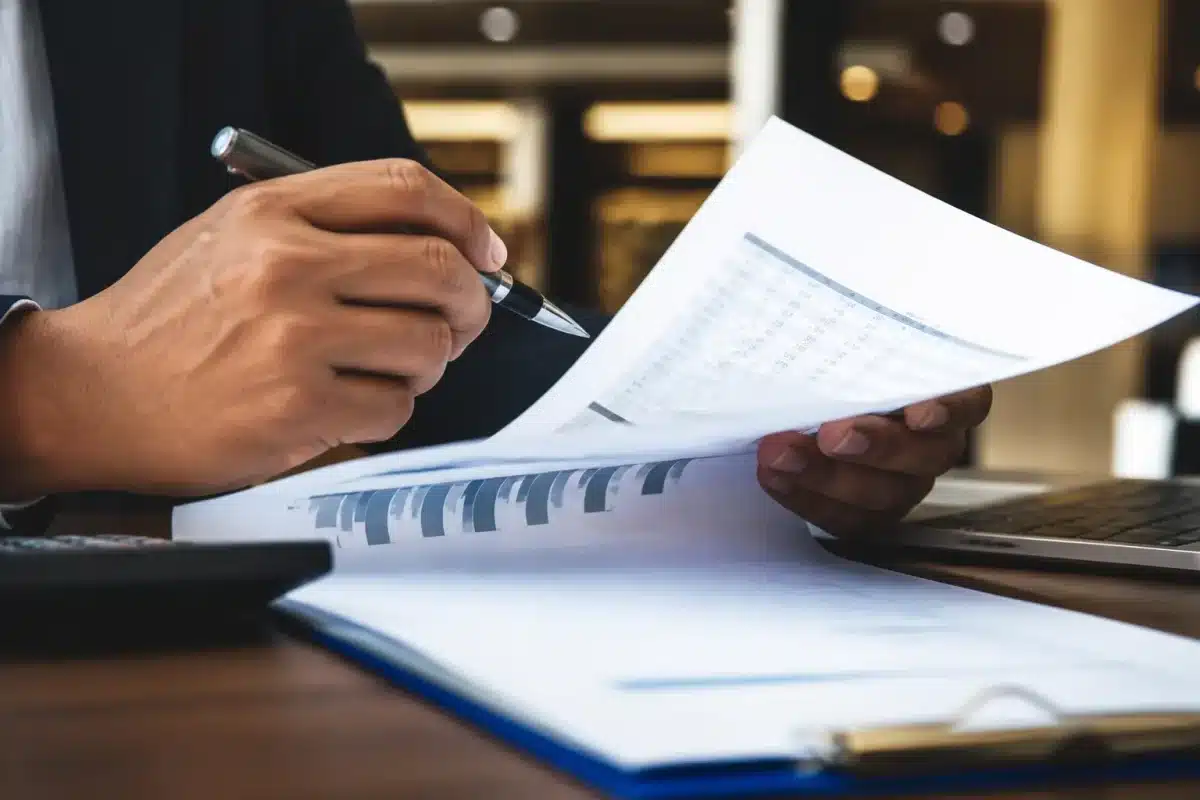 Relevé bancaire avec tableau détaillé des frais annuels prélevés