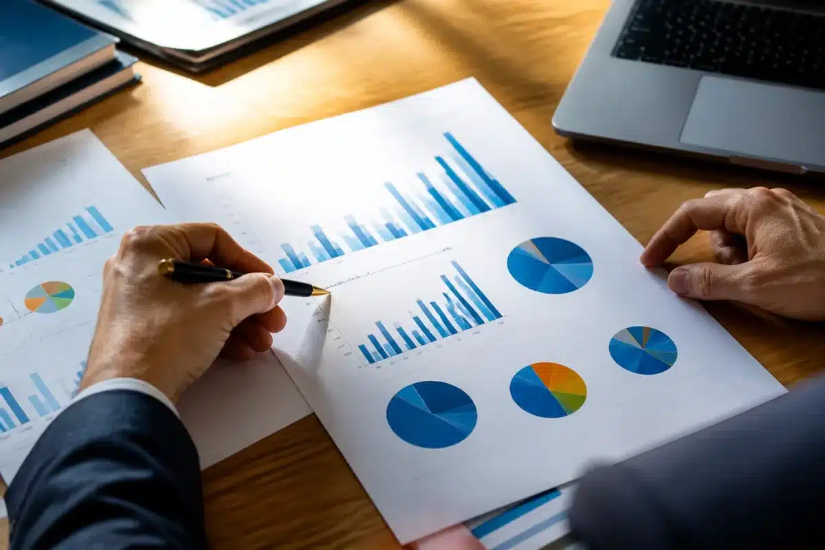 Documents comptables avec graphiques montrant seuils activite annuelle