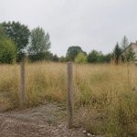 Terrain vague avec piquets delimitation et panneaux constructibles