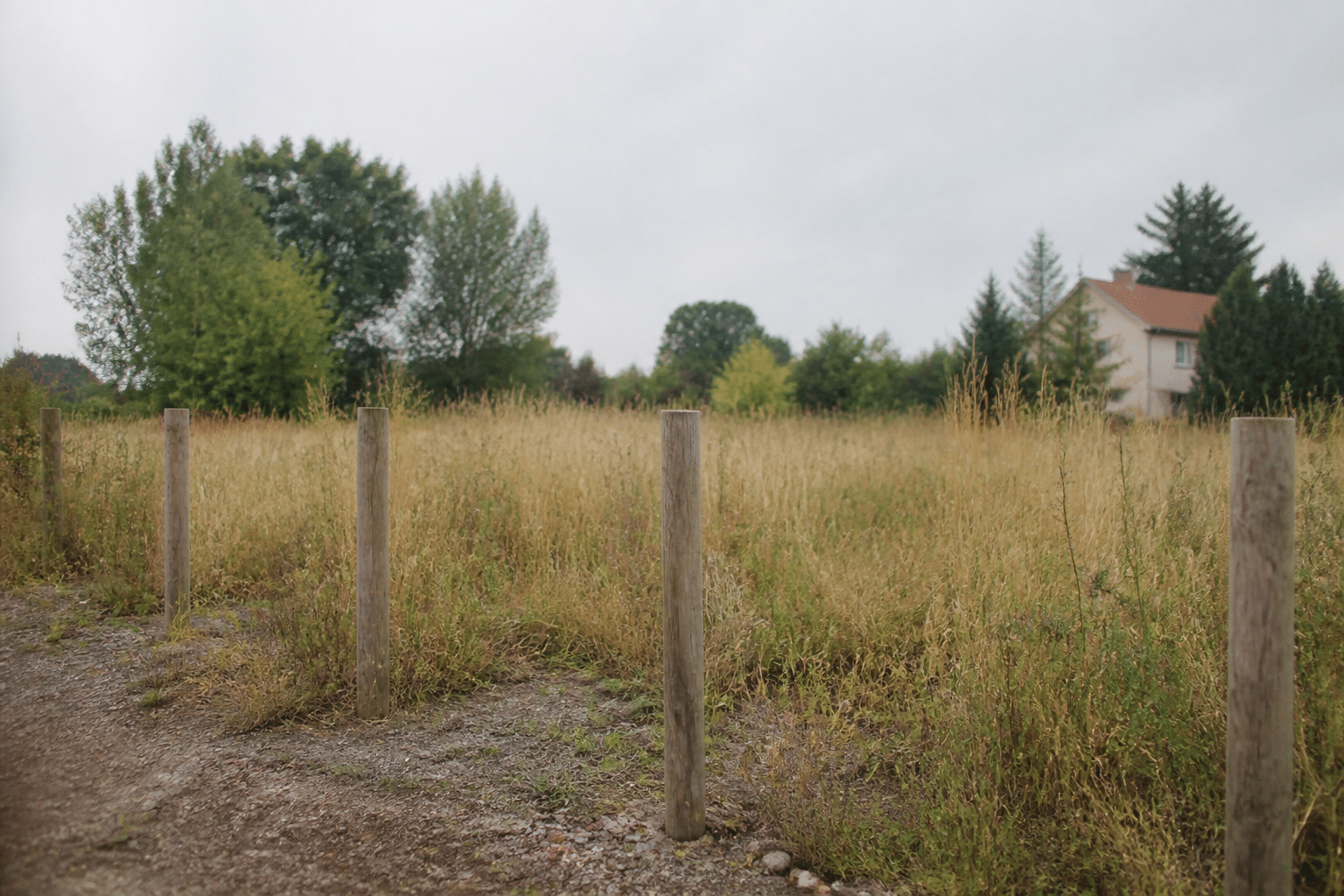 Terrain vague avec piquets delimitation et panneaux constructibles