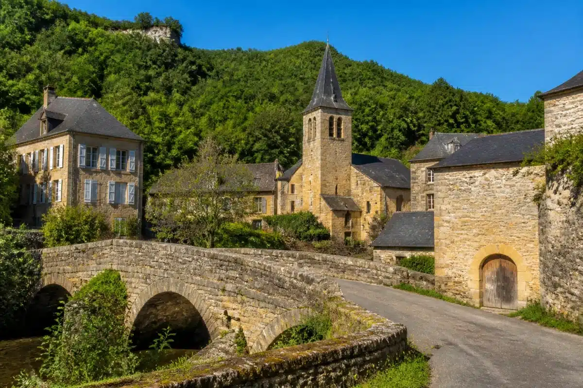 Commune avec batiments stables et budget equilibre affiche