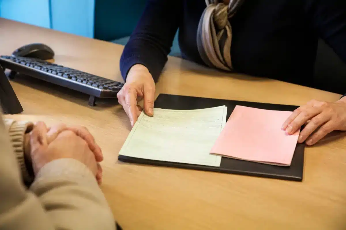 Acte de décès et livret de famille sur bureau bancaire