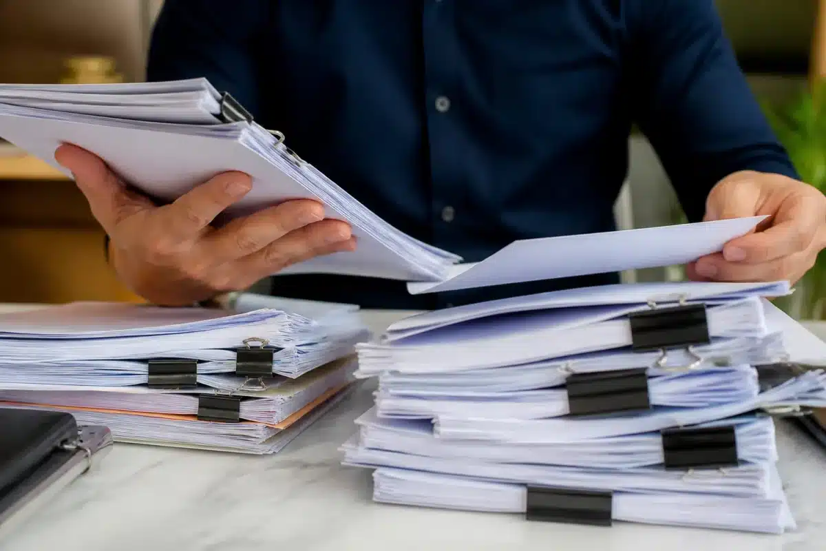 Documents administratifs montrant augmentations salaires et allocations