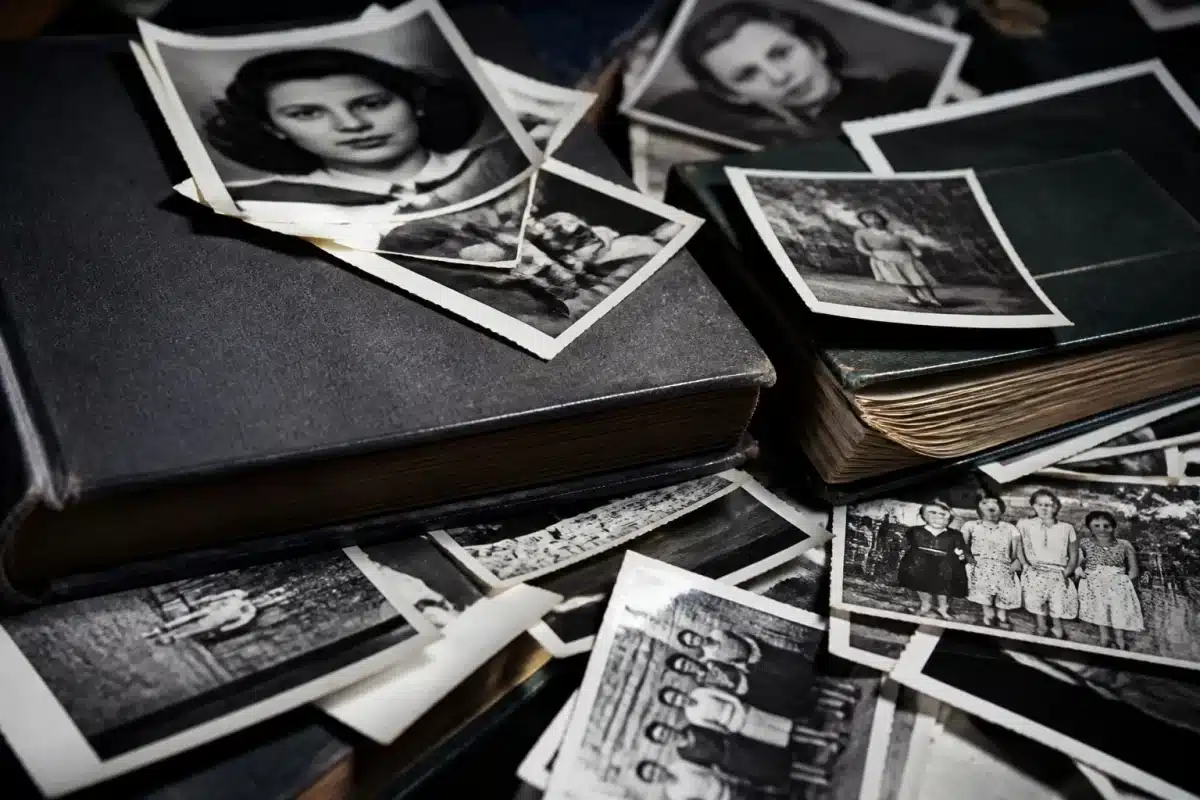 Albums photo en desordre avec portraits en noir et blanc