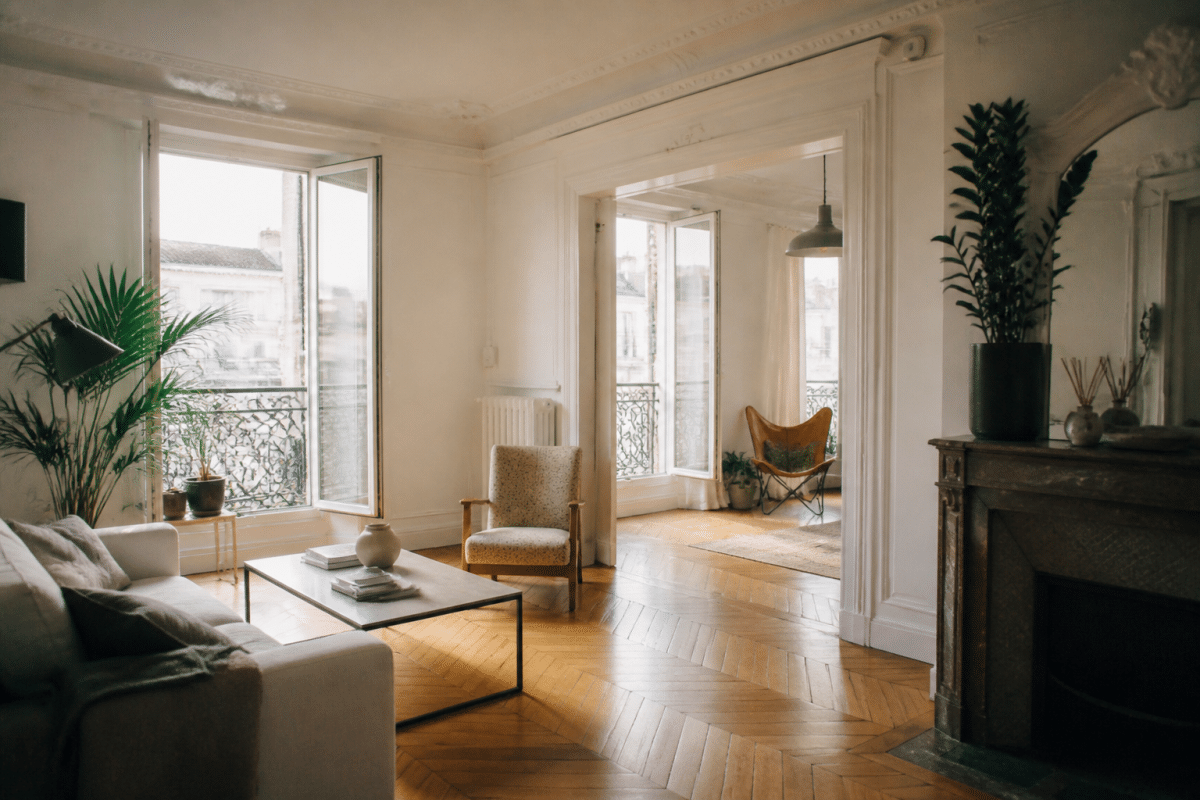 Appartement haussmannien lumineux avec hauts plafonds et fenêtres traversantes