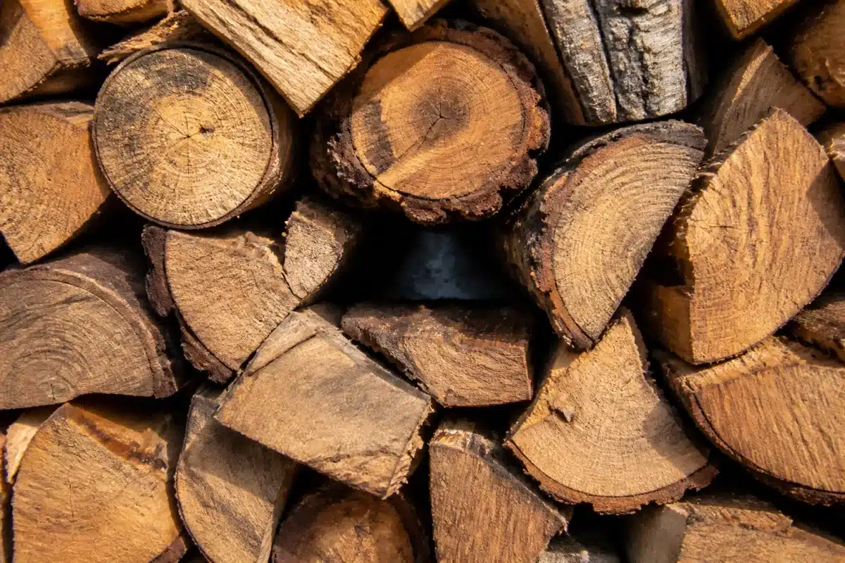Buches de bois empilees montrant espace vide entre pieces