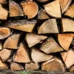 Buches de bois alignees montrant les espaces vides entre les morceaux empiles