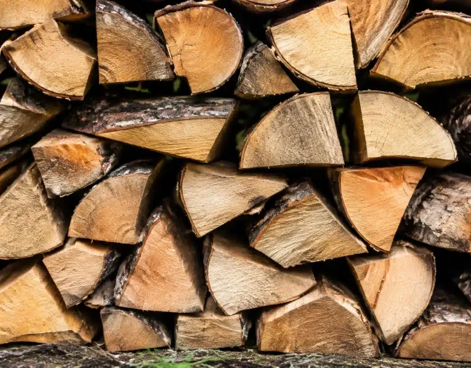 Buches de bois alignees montrant les espaces vides entre les morceaux empiles