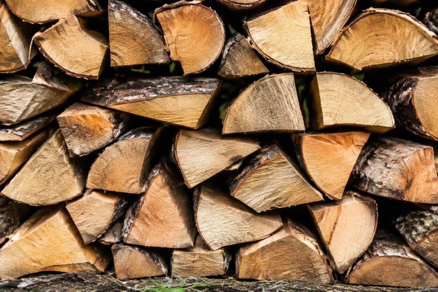 Buches de bois alignees montrant les espaces vides entre les morceaux empiles