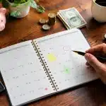 Calendrier ouvert montrant dates limites avec stylo pointant alertes financieres