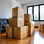 Cartons empiles dans salon vide pendant demenagement familiale rapide