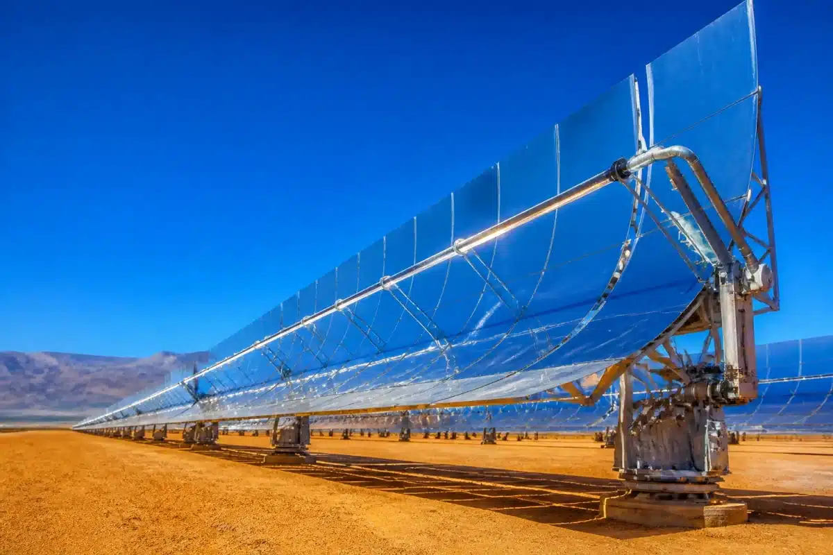 Panneaux solaires thermodynamiques géants sous ciel bleu désertique