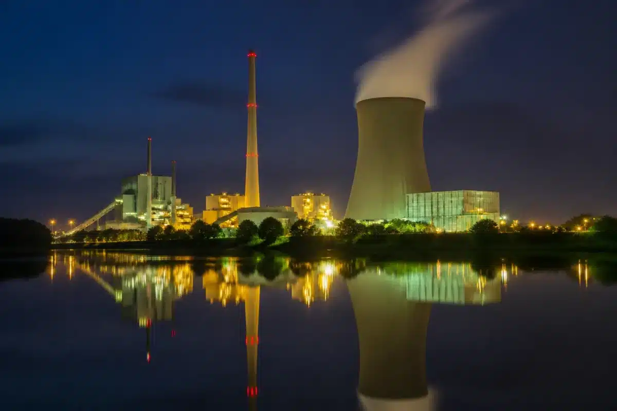 Centrale thermique illuminée la nuit produisant faible puissance