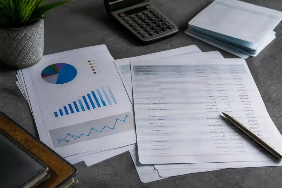 Documents financiers et relevés bancaires sur table grise