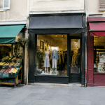 Trois devantures commerciales cote a cote affichant tarifs differents