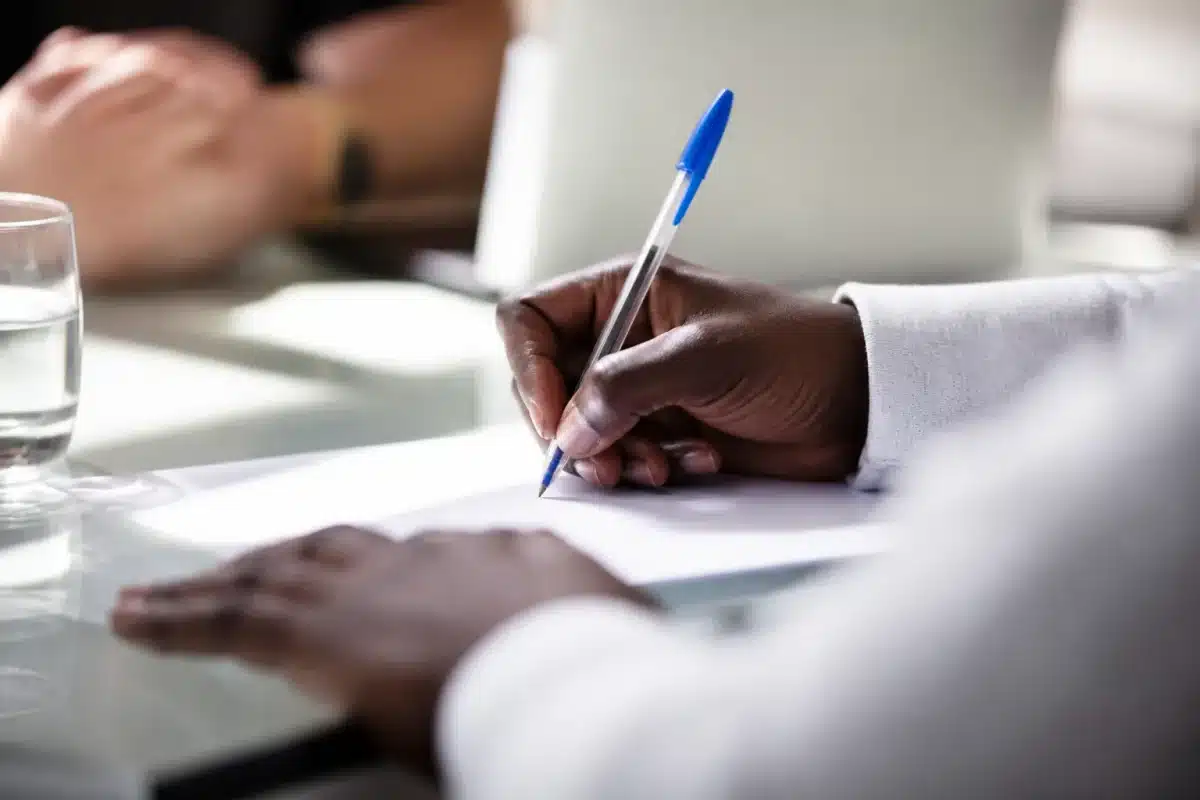 Formulaire de demande rempli avec stylo bleu