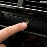 Doigt appuyant bouton degivrage tableau bord