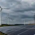 Eoliennes et panneaux solaires immobiles sous ciel gris surcharge reseau