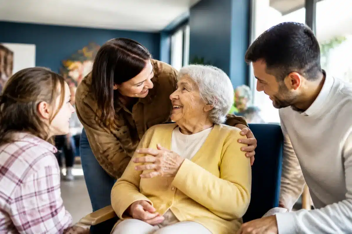 Famille visitant personne agee en maison retraite