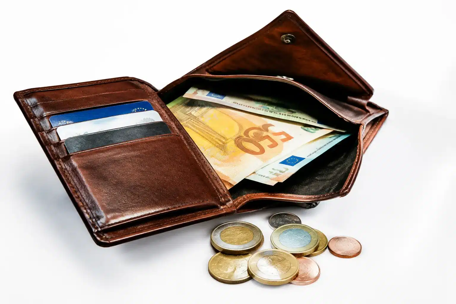 Portefeuille ouvert montrant billets et pieces sur surface blanche