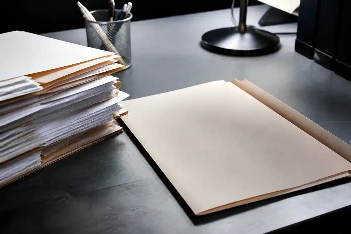 Documents judiciaires et dossier vide sur bureau gris