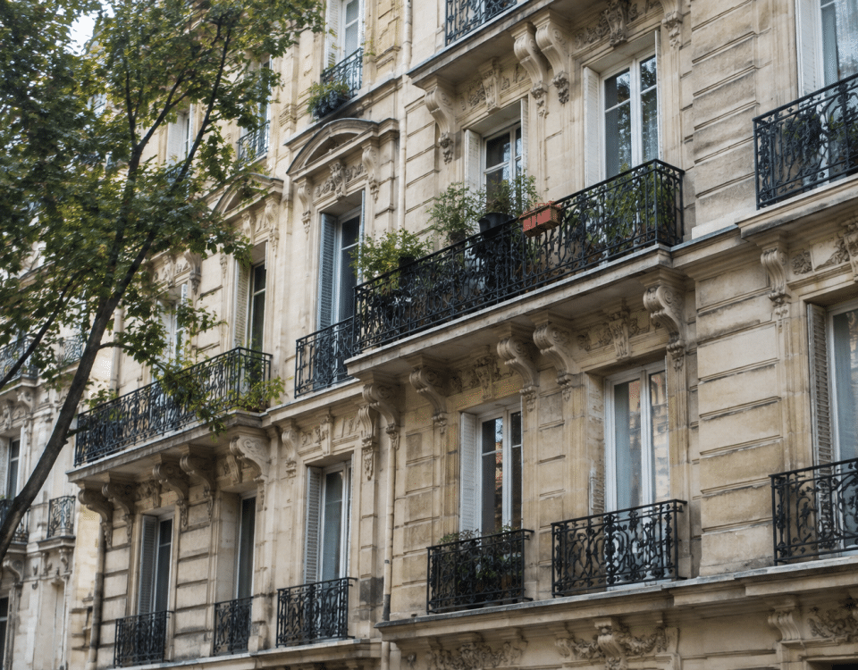 Facade elegante d'immeuble parisien avec balcons en fer forge