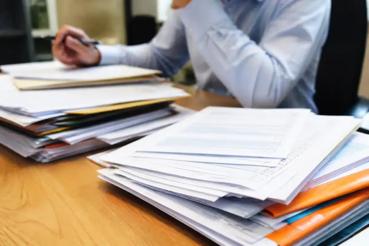 Documents administratifs avec formulaires d'allocation chômage sur bureau