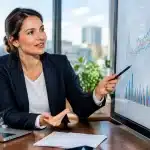 Femme dirigeante assise a un bureau presentant des donnees economiques