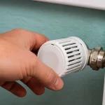 Main tourne valve radiateur sur position maxi