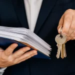 Mains tenant documents financiers et cles de maison