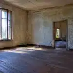Maison abandonnee avec pieces vides et murs nus inspectees