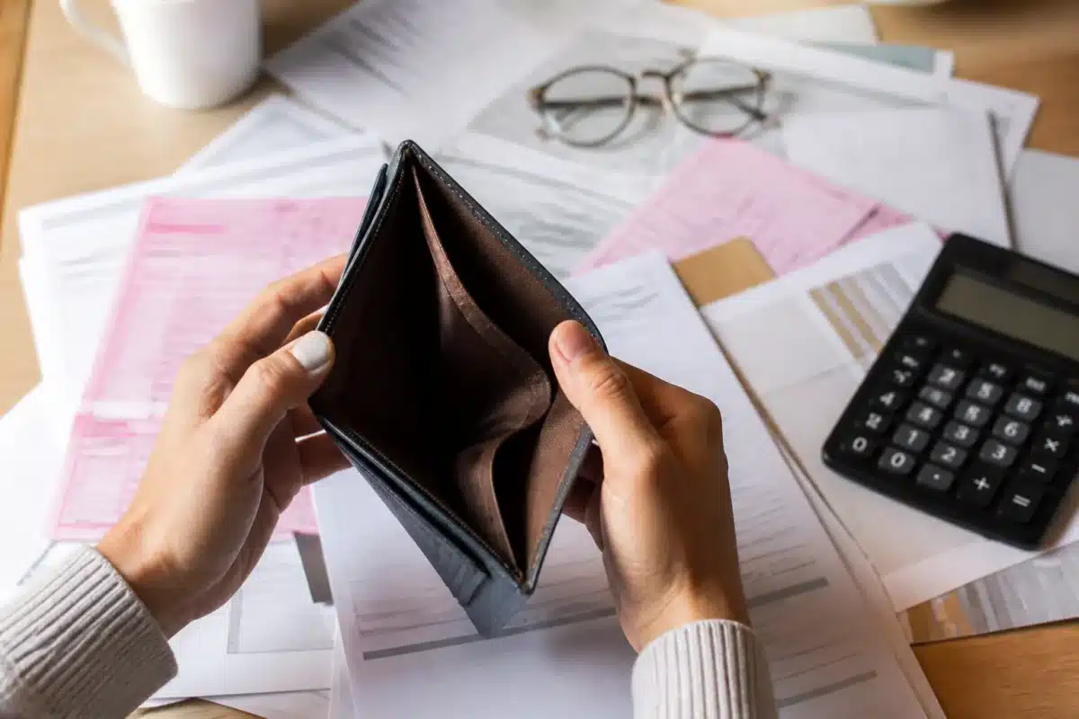 Portefeuille vide avec documents budgetaires et formulaires administratifs