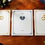 Trois documents officiels de mariage, divorce et remariage alignes horizontalement sur table