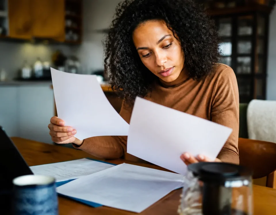 Personne assise consulte documents aide sociale administratifs