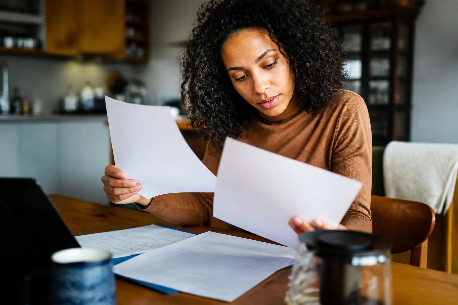 Personne assise consulte documents aide sociale administratifs
