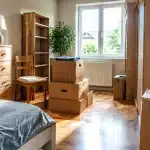 Pieces mobilieres rangees dans chambre avant demenagement complet