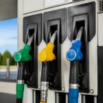 Pompe carburant affichant prix essence, diesel et gaz naturel