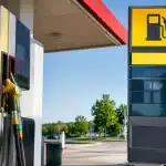 Pompe essence affichant prix carburant diesel sur panneau routier