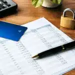 Document bancaire avec stylo posé sur relevé de compte bloqué