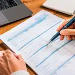 Document administratif ouvert montrant relevé carrière avec stylo pointant ligne spécifique