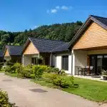 Batiments residentiels modernes pour seniors alignes en rangee dans region rurale