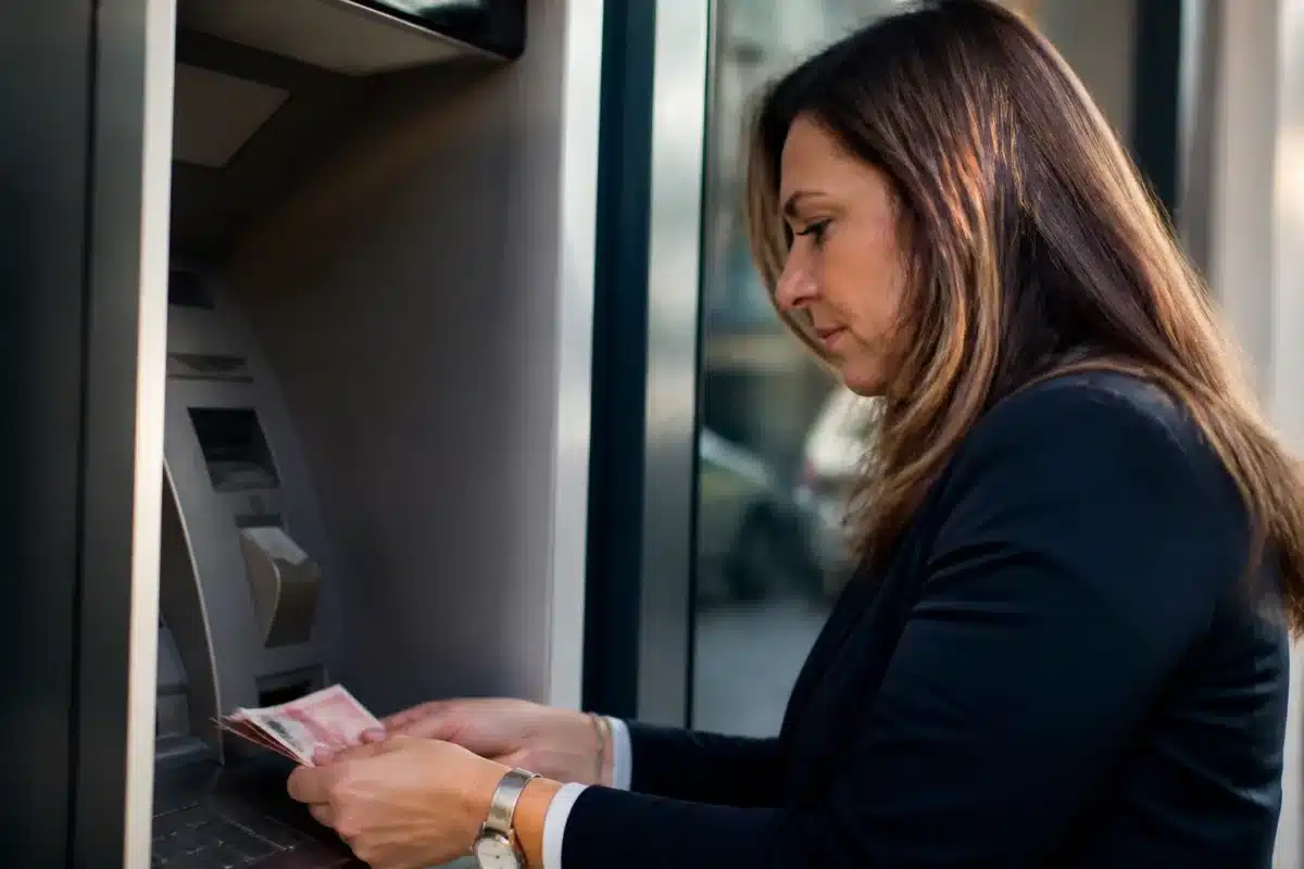 Personne retirant billets distributeur après décès d'un proche