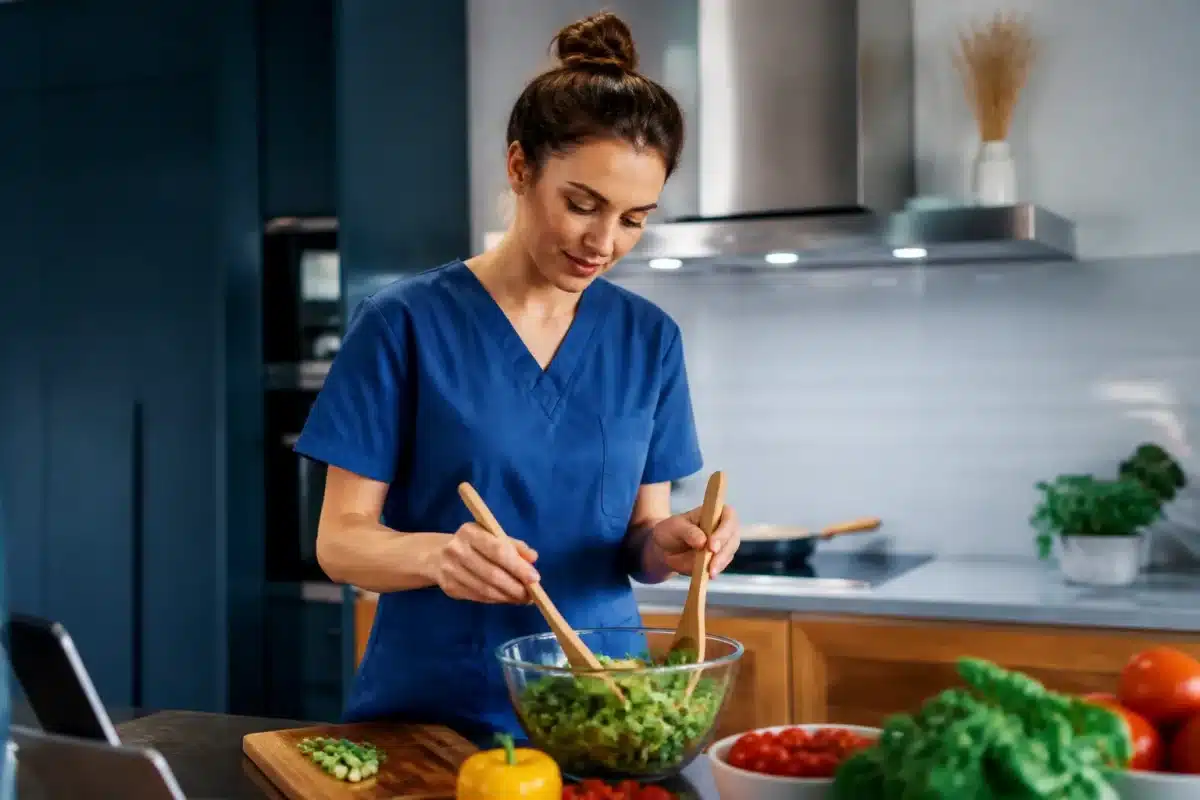 Soignant professionnel préparant un repas dans cuisine moderne