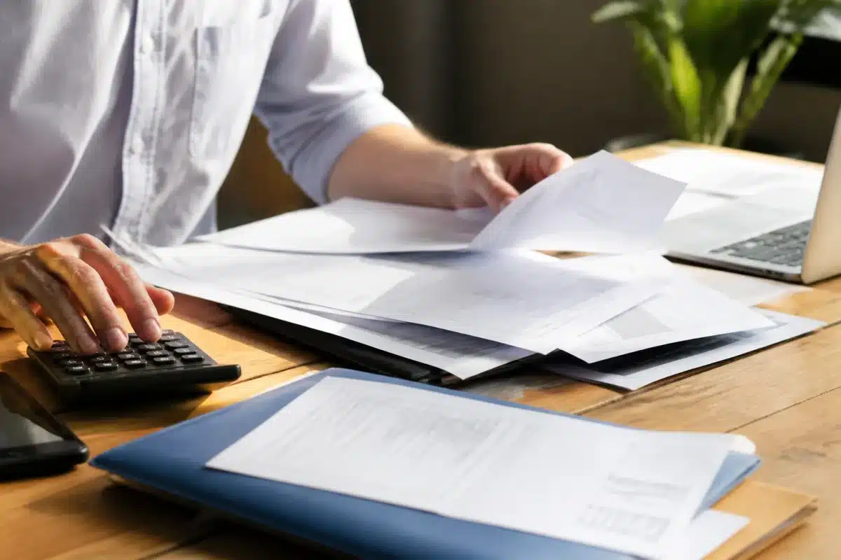 Documents bancaires et formulaires fiscaux sur bureau