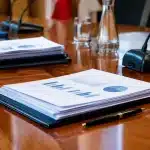 Documents de politique salariale poses sur table gouvernementale